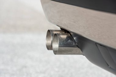 Bir arabanın egzoz sistemi