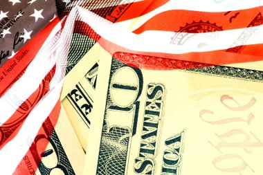 Dolar banknotları ve ABD bayrağı.