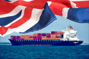 Bir konteynır gemisi ve Büyük Britanya bayrağı.