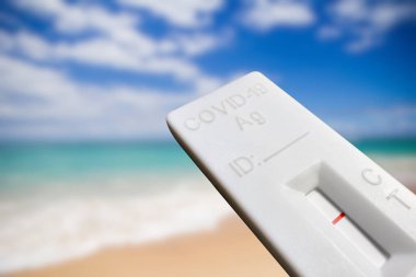 Corona testi ve plajda tatil.