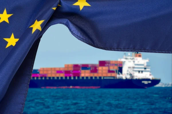 Σημαία Της Ευρωπαϊκής Ένωσης Και Πλοίο Μεταφοράς Εμπορευματοκιβωτίων — Φωτογραφία Αρχείου