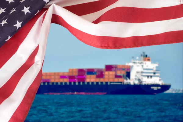 Ett Containerfartyg Och Usa Flagga — Stockfoto