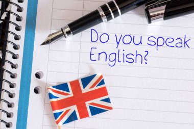 Bir defter, Büyük Britanya bayrağı ve soru İngilizce biliyor musun?