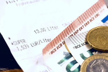 Avro parası ve bir benzin istasyonundan makbuz.