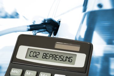 Benzin istasyonu, hesap makinesi ve yakıt fiyatlandırması