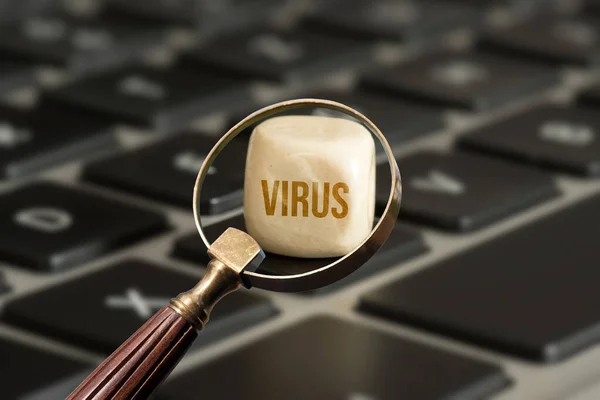 Magnifying Glass Computer Virus — Stock Photo, Image