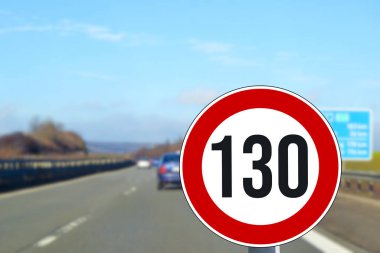 Otoyol ve hız limiti saatte 130 km.