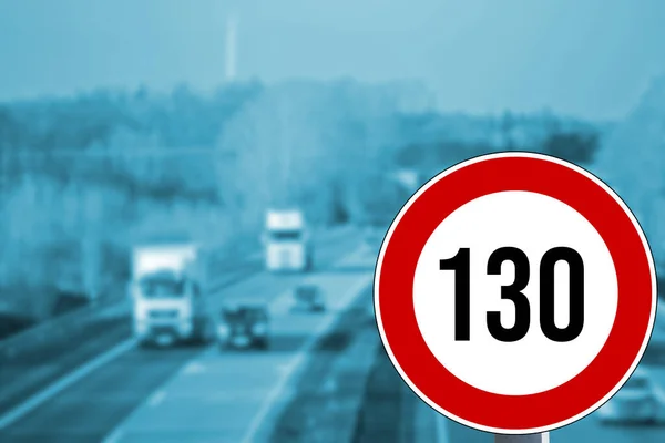 Tempo 130 Auf Autobahn Und Verkehrszeichen — Stockfoto