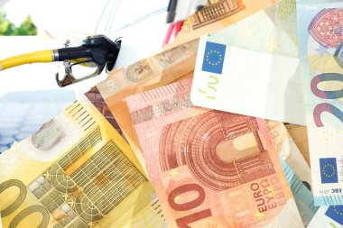 Avro banknotları ve yakıt ikmali