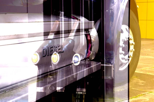 トラック ディーゼルタンク ガソリンスタンド — ストック写真