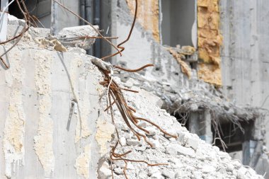 İnşaat alanı ve bir evin yıkılması