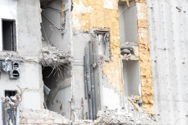 Bir ev yıkılıyor.