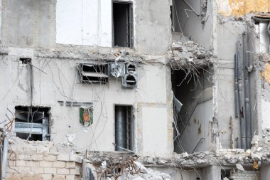 Bir ev yıkılıyor.