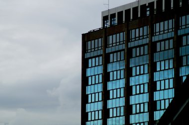 Alacakaranlıkta bir bina