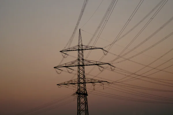 Elektricitet pylon och kraftverk — Stockfoto