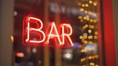 Şehrin cam yüzeyinde neon çubuk işareti