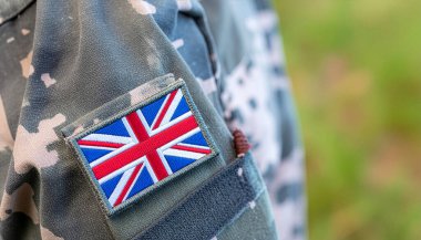 İngiliz askerinin üniformasına yama yap. İngiliz ordusunun sembolü olarak İngiliz bayrağı.
