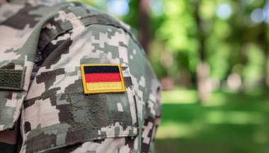 Bir Alman askerinin üniformasına yama yap. Alman ordusunun bir sembolü olarak Almanya bayrağı.