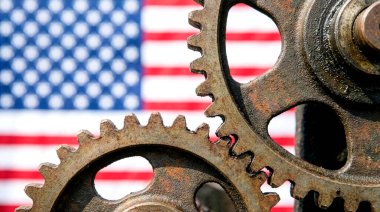 Bir makine, dişliler ve Amerikan yapımı ürünlerin kalitesinin sembolü olarak Amerikan bayrağı.