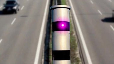 Otoyolda trafik ve hızlı izleme için kamera.