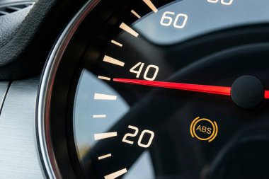 Modern bir araba ve ABS uyarı ışığı.