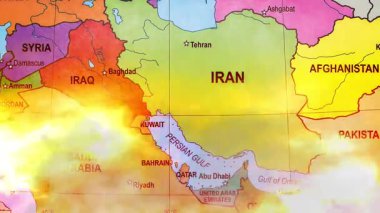 İran haritası ve komşu ülkeler ve savaşın sembolü olarak ateş.