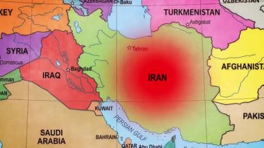 İran haritasında bir savaş sembolü olarak kırmızı bir nokta
