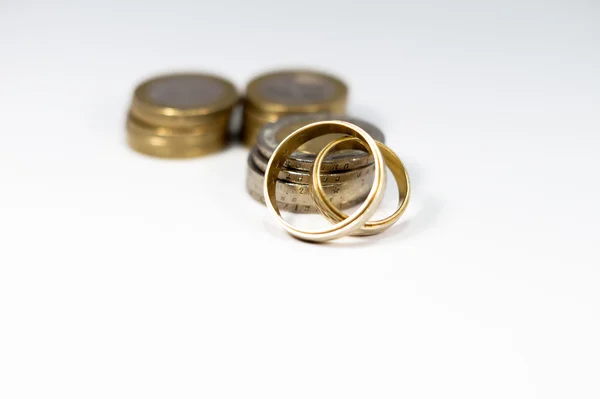 현금 및 두 개의 결혼 반지 — 스톡 사진