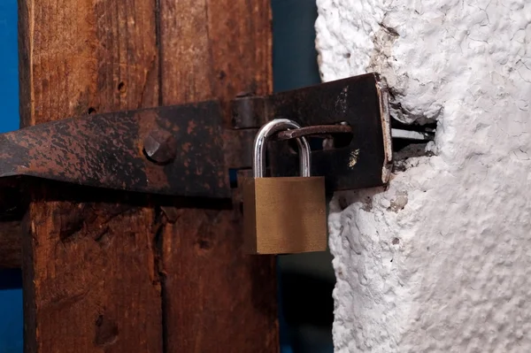 Cadeado em uma porta velha — Fotografia de Stock