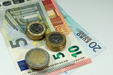 Çeşitli euro banknot ve madeni paralar