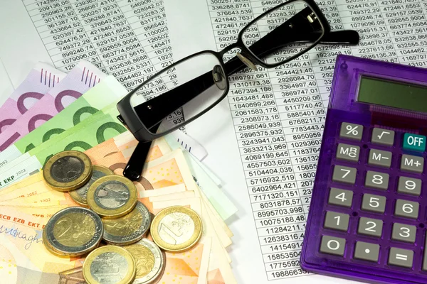 Nahaufnahme Von Finanzdokumenten Mit Taschenrechner Bargeld Und Brille — Stockfoto