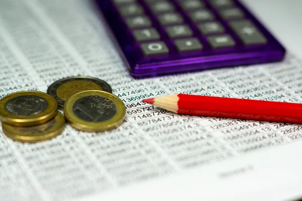 Крупным Планом Финансовых Документов Помощью Калькулятора Красного Карандаша Монет Евро — стоковое фото