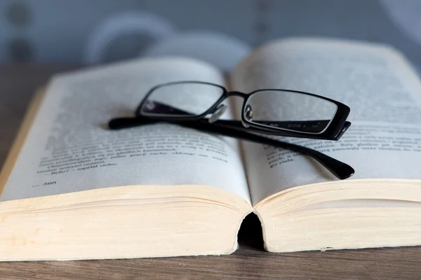 Close Shot Van Het Geopende Boek Met Bril Houten Tafelblad — Stockfoto