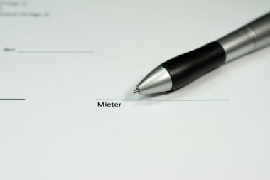 Belge üzerindeki kalemin Almanca yazıtlı yakın plan görüntüsü