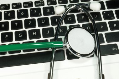 Steteskoplu dizüstü bilgisayarın yakın plan görüntüsü.