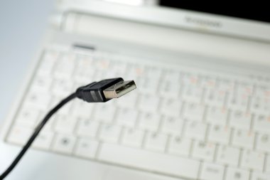 Dizüstü bilgisayarın beyaz usb fişi ile yakın çekim görüntüsü