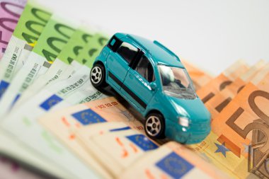 Oyuncak arabayla Avro banknotlarının yakın plan çekimi