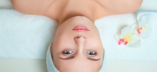 Beautiful young woman getting spa massage, lying on salon — Stock Photo, Image