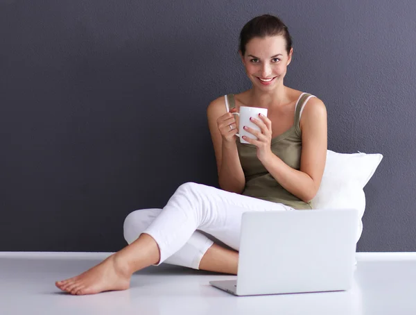 Dizüstü bilgisayar ile katta oturan çekici beyaz kız — Stok fotoğraf