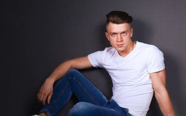 Studio moda portre genç adam