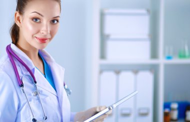 Kadın doktor hastanede dosyayla bekliyor.