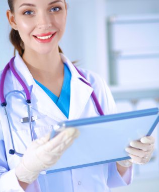 Kadın doktor hastanede dosyayla bekliyor.