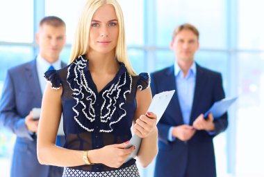 İş kadını ofiste ön planda duran