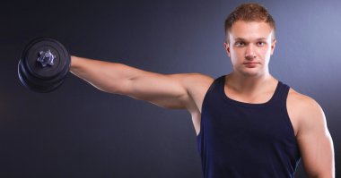 yakışıklı kaslı adam dumbell ile çalışma dışarı