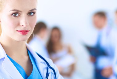 Kadın doktor hastanede dosyayla bekliyor.