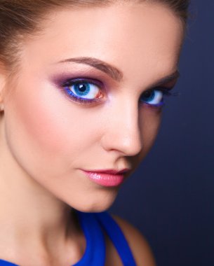 Güzel bir genç kadın profesyonel makyaj stüdyo çekim