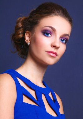 Güzel bir genç kadın profesyonel makyaj stüdyo çekim