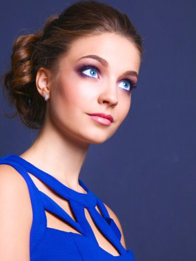 Güzel bir genç kadın profesyonel makyaj stüdyo çekim