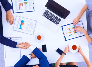 İş adamları iş toplantısında, ofiste oturup tartışıyorlar.