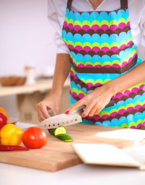 Mutfakta Sebze Kesen Genç Kadın